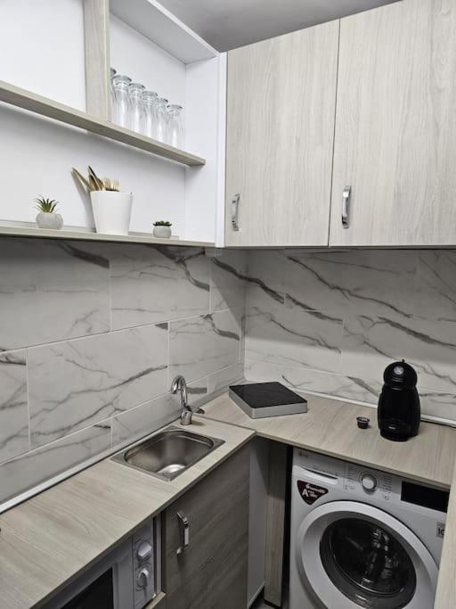Chic Galati Apartment: Urban Escape Buitenkant foto