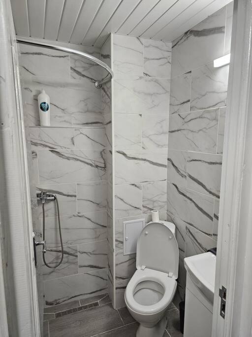 Chic Galati Apartment: Urban Escape Buitenkant foto