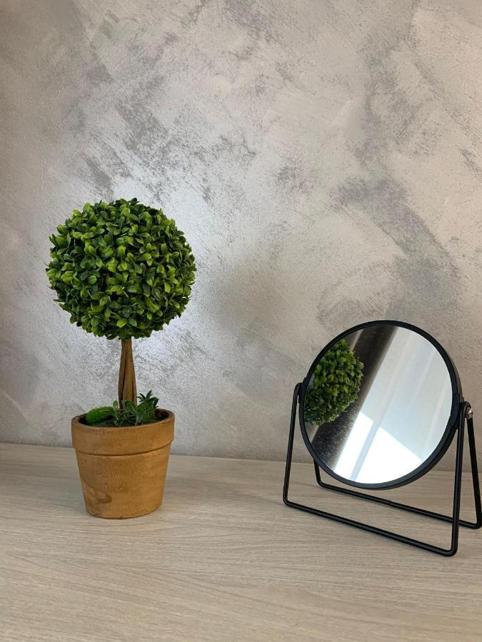Chic Galati Apartment: Urban Escape Buitenkant foto